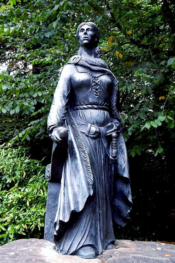Suzanne Mischyshyn / County Mayo - Westport House Grounds - Statue of Grace O'Malley (1530-1603) / CC BY-SA 2.0